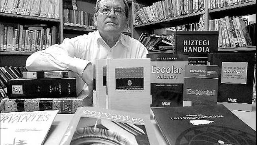 Lenguas españolas. José Antonio Sierra con diccionarios de lenguas que se hablan en España. Arciniega