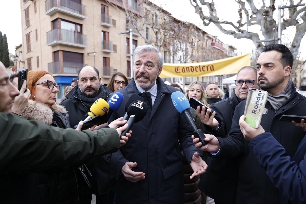 El presidente de Aragón y candidato del PP, Jorge Azcón, responde a los medios en Barbastro, durante la feria de la Candelera.
