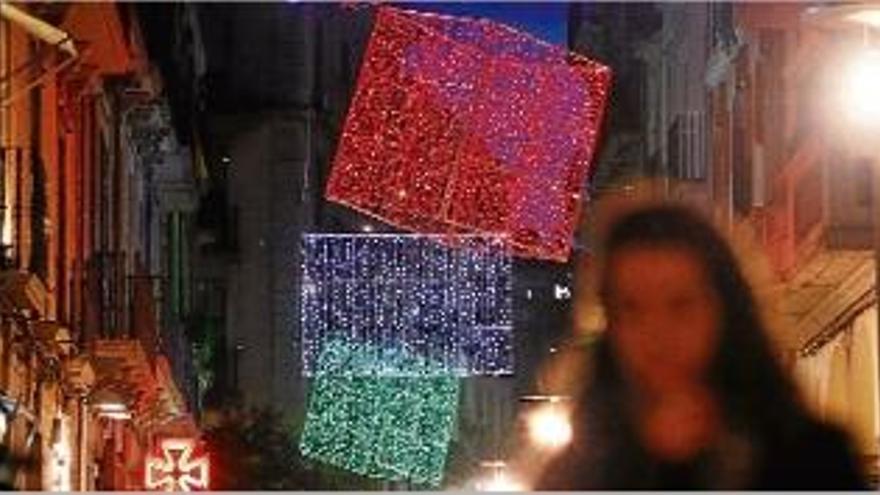 Llums de Nadal instal·lats l&#039;any passat en un carrer del Barri Vell de Girona.