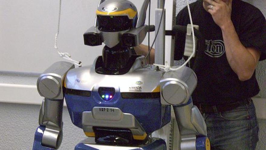 El más sofisticado robot humanoide del mundo con apariencia humana, diseñado en Japón, &quot;afinará&quot; sus destrezas en España, en donde será programado por expertos del RoboticsLab de la Universidad Carlos III de Madrid, para atender a enfermos y discapacitados o llevar camillas en los hospitales. Sendos equipos de científicos, uno de España y otro de Japón, colaborarán estrechamente, desde un laboratorio de investigación conjunto con representación en ambos países, en el entrenamiento de este robot denominado HRP2, y en el desarrollo del software que le permitirá realizar tareas múltiples: domésticas, sanitarias, asistenciales, sociales, espaciales, de vigilancia, etc.