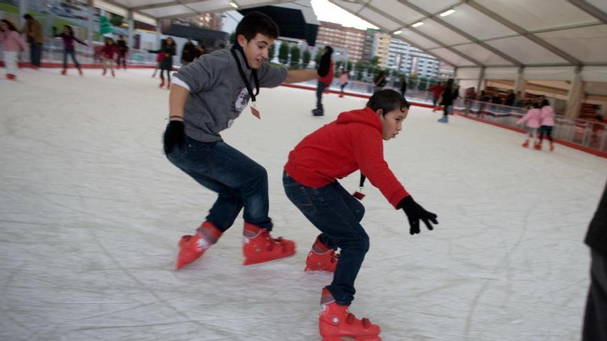 Usuarios de la pista de hielo de Avilés, en una imagen de archivo.