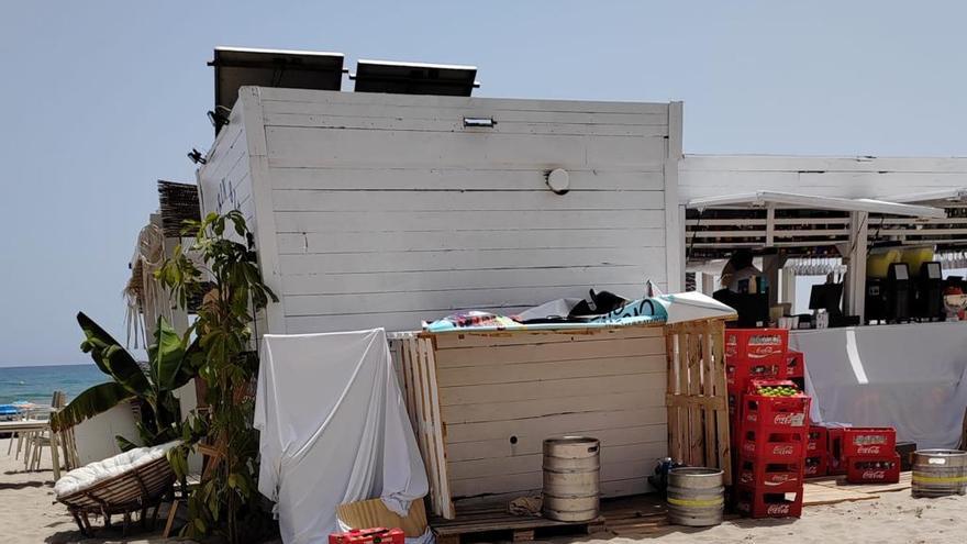 Los vecinos de playa San Juan denuncian su malestar por la suciedad en los chiringuitos de la zona