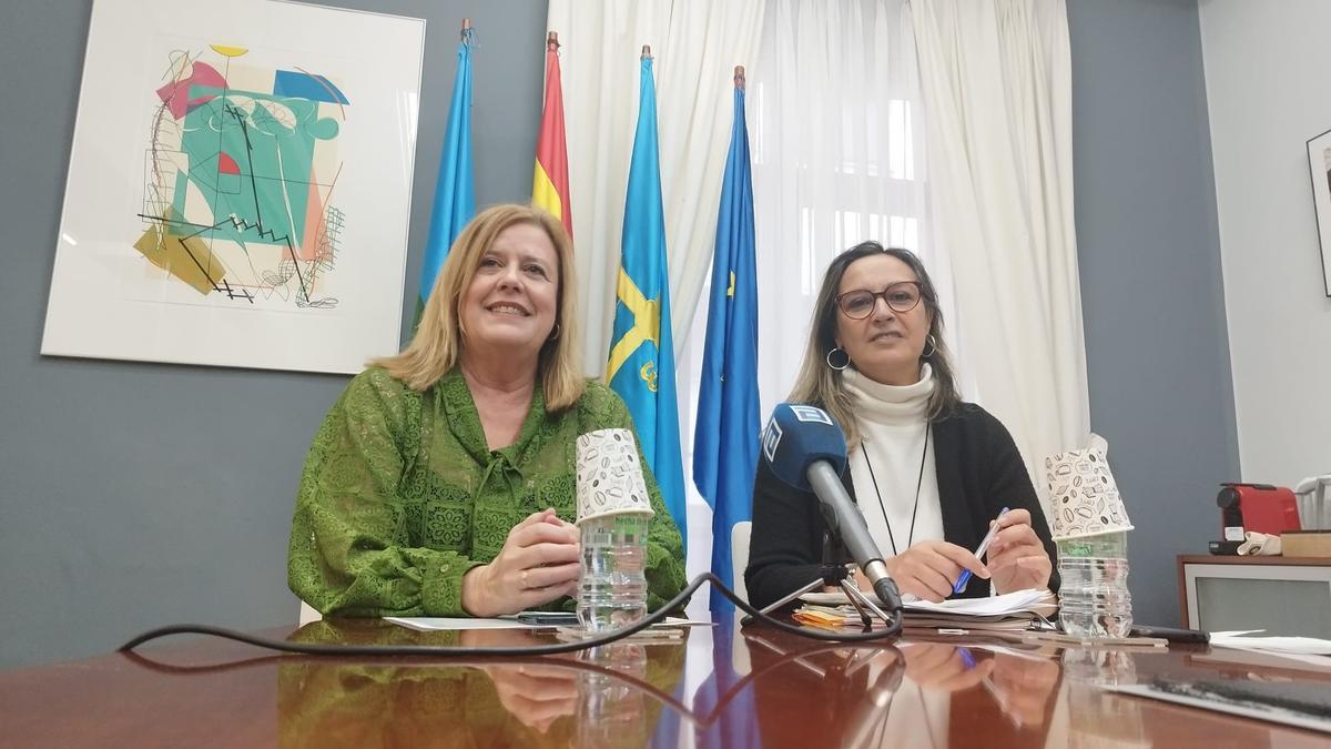 Rita Camblor, a la derecha, junto a la alcaldesa de Langreo, Carmen Arbesú