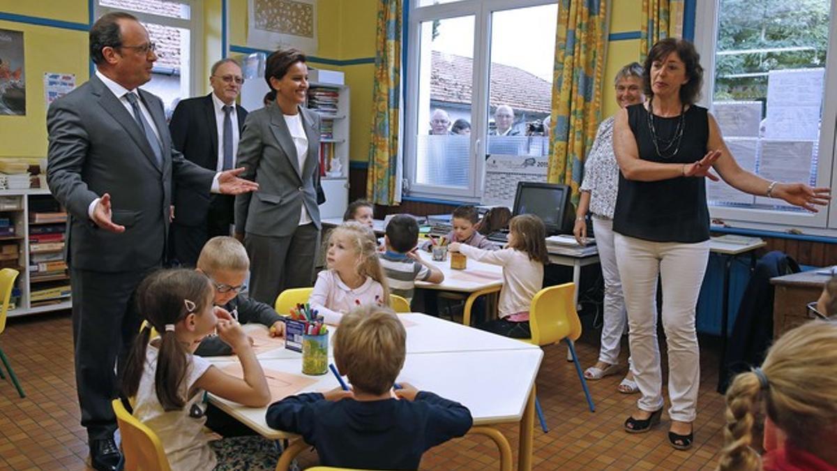 El presidente francés, François Hollande, y la ministra de Educación, Najat Vallaud-Belkacem, visitan la escuela de primaria La Marais, en Pouilly-sur-Serre, cerca de Laon, este martes.