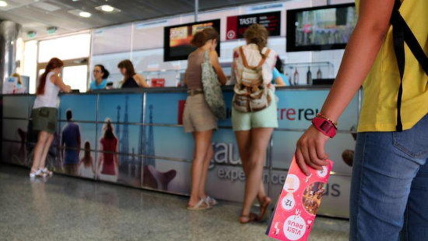 Una turista fent cua al Gaudí Centre de Reus