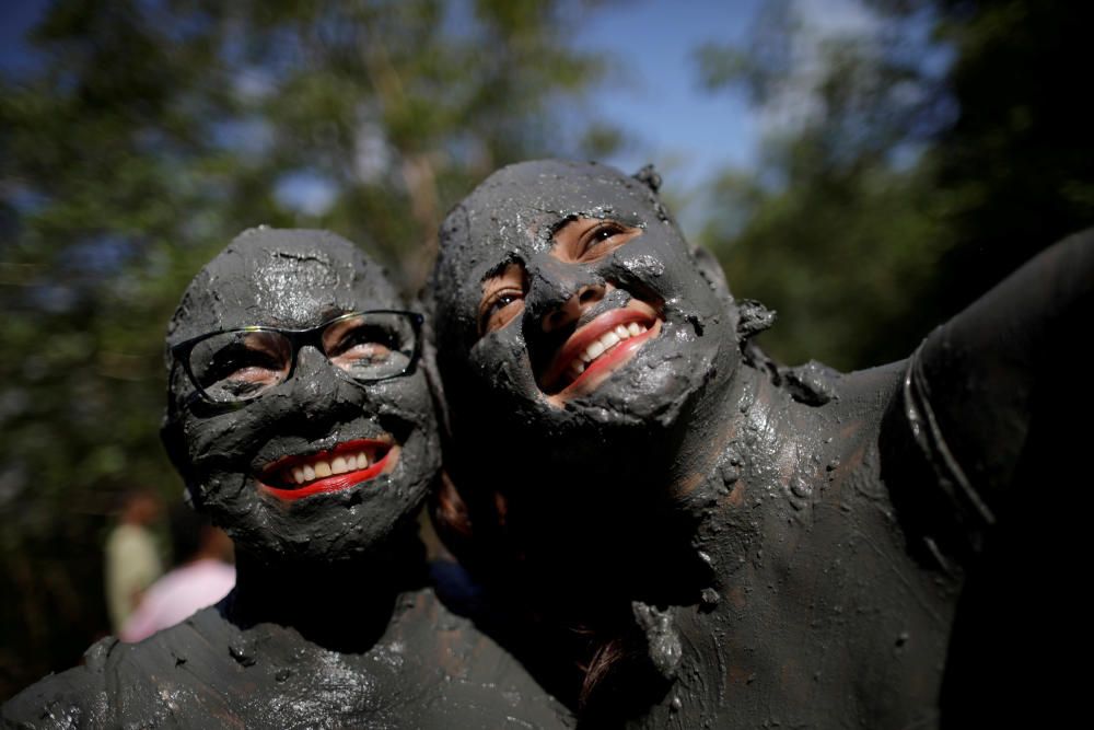 Members of the "Bloco Pretinhos do Mangue" ...