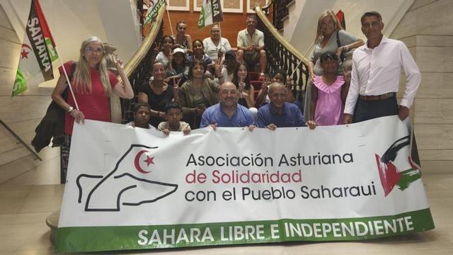 El edil Guzmán Pendás, en el centro, en la primera fila, con niños, familias y responsables del programa, en el Ayuntamiento.