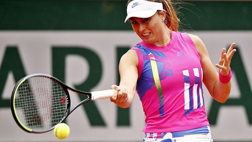 Paula Badosa tornant la pilota durant el partit de quarta ronda contra Laura Siegemund a París.