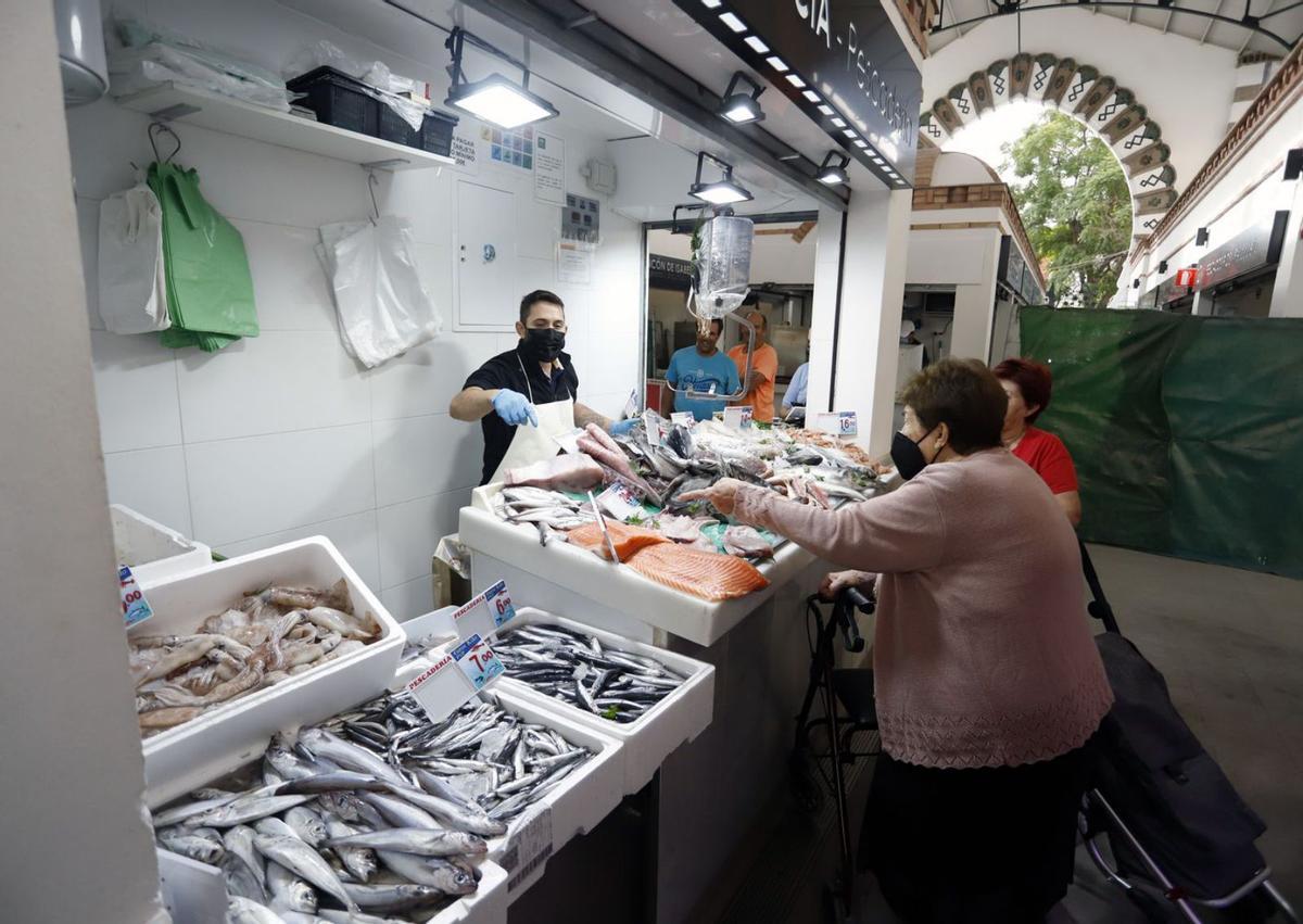 Uno de los puestos de pescadería. Al fondo, la parte que se abrirá desde hoy. | ÁLEX ZEA