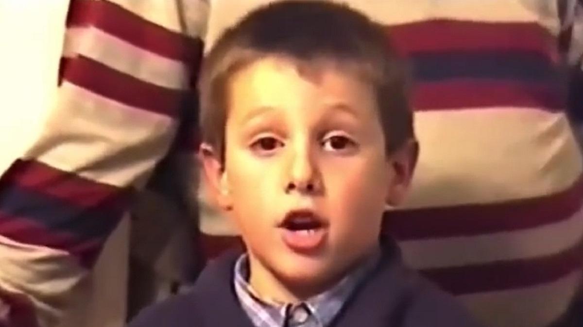 Antonio José, con cinco años, cantando en la casa de su abuela. Imagen del vídeo subido a Instagram por el propio cantante.