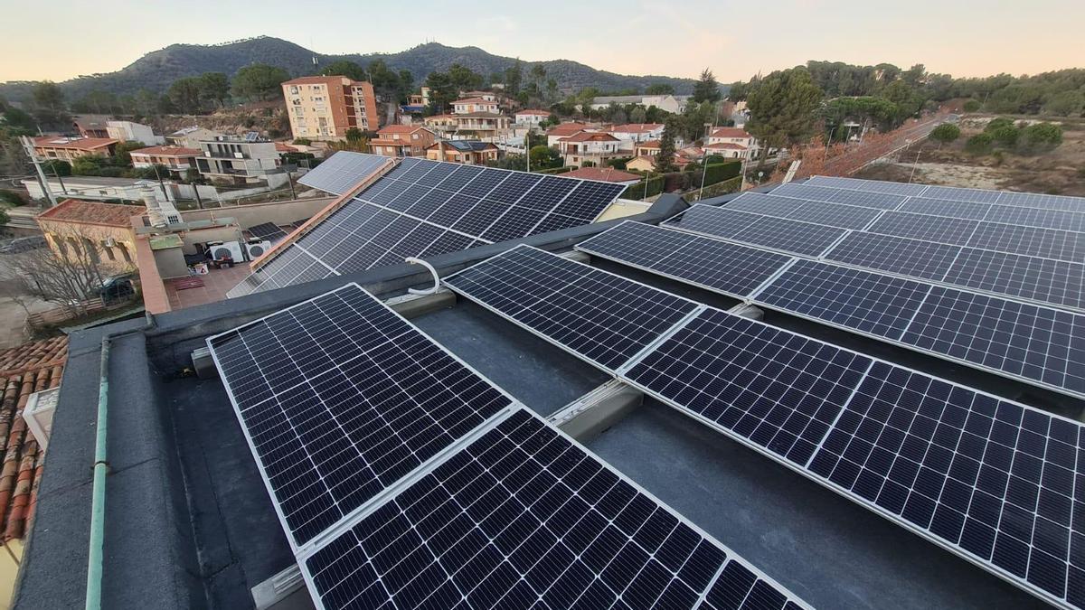 La teulada de l'Ajuntament de Vallbona amb plaques solars
