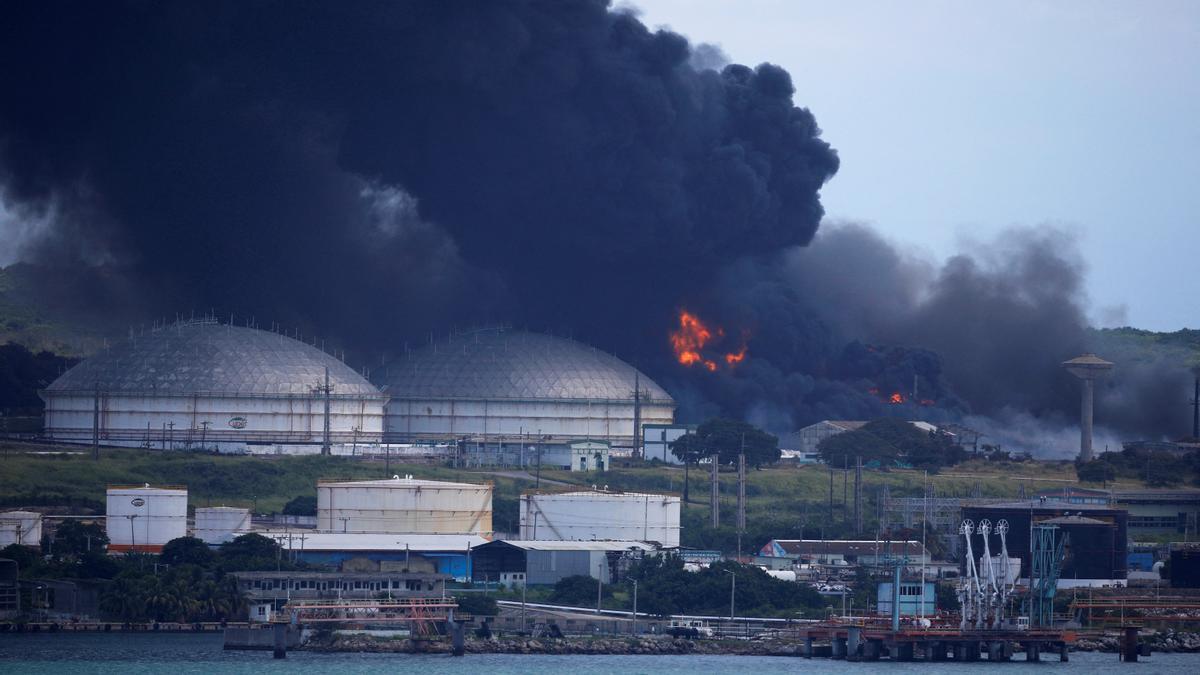 El incendio de unos almacenes de combustible en Cuba se propaga y se ve desde el puerto