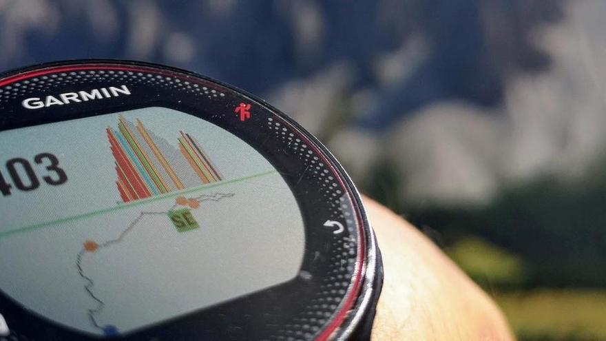 Un dispositiu intel·ligent Garmin amb serveis GPS.