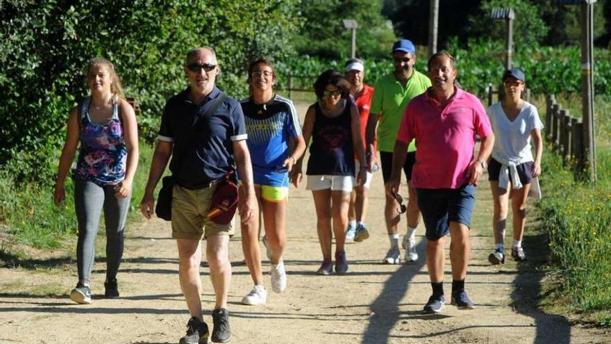 Los excursionistas del Deza que empezaron el camino justo antes que Rajoy. // Iñaki Abella