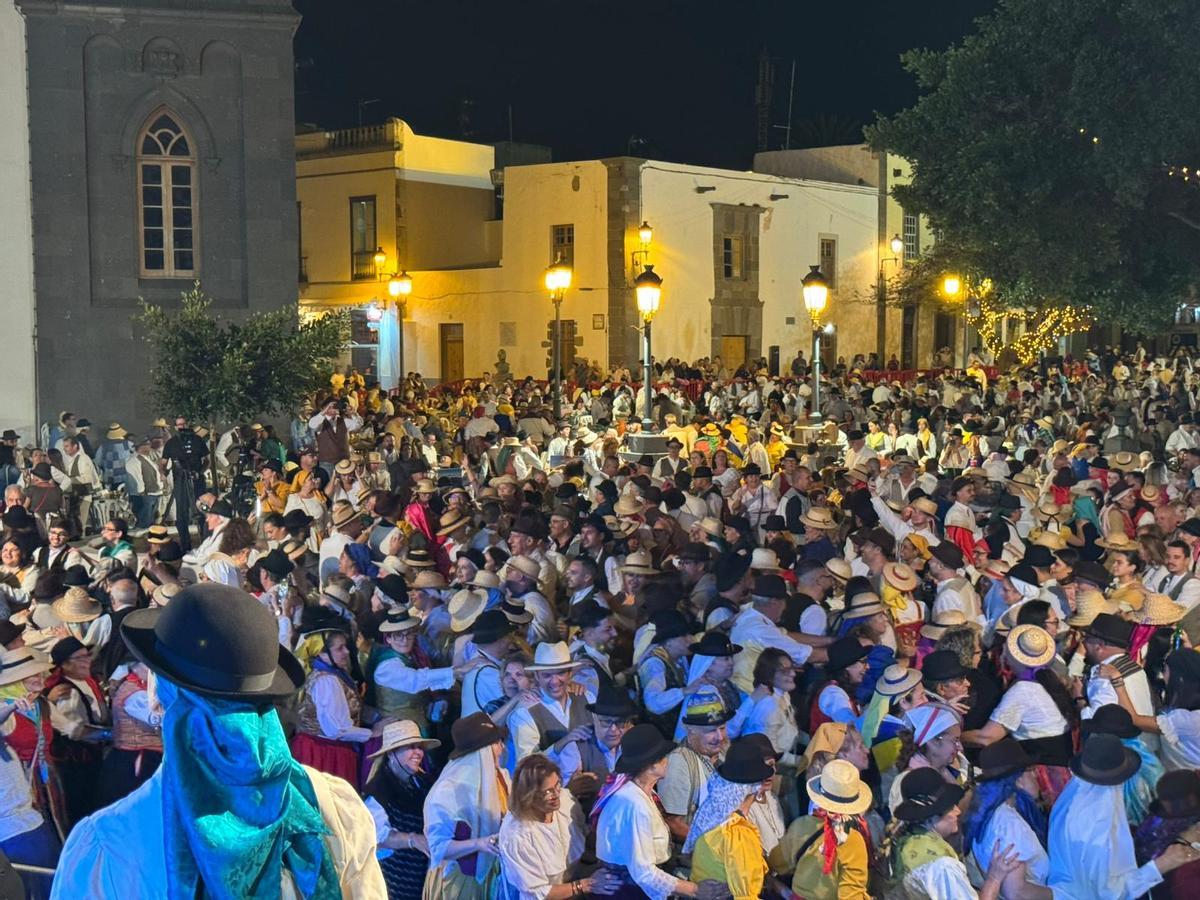 Tenderete en la plaza de San Juan de Telde por el Día de Canarias