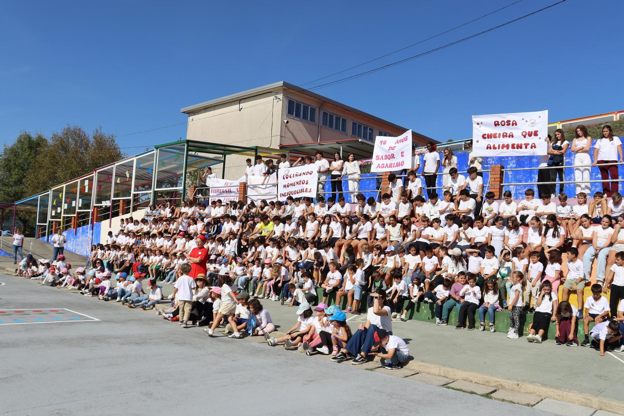 El homenaje a Rosa Isorna Portugués, que se jubila a los 72 años después de 46 ejerciendo como cocinera y «segunda madre» en el CPI Progreso de Catoira.
