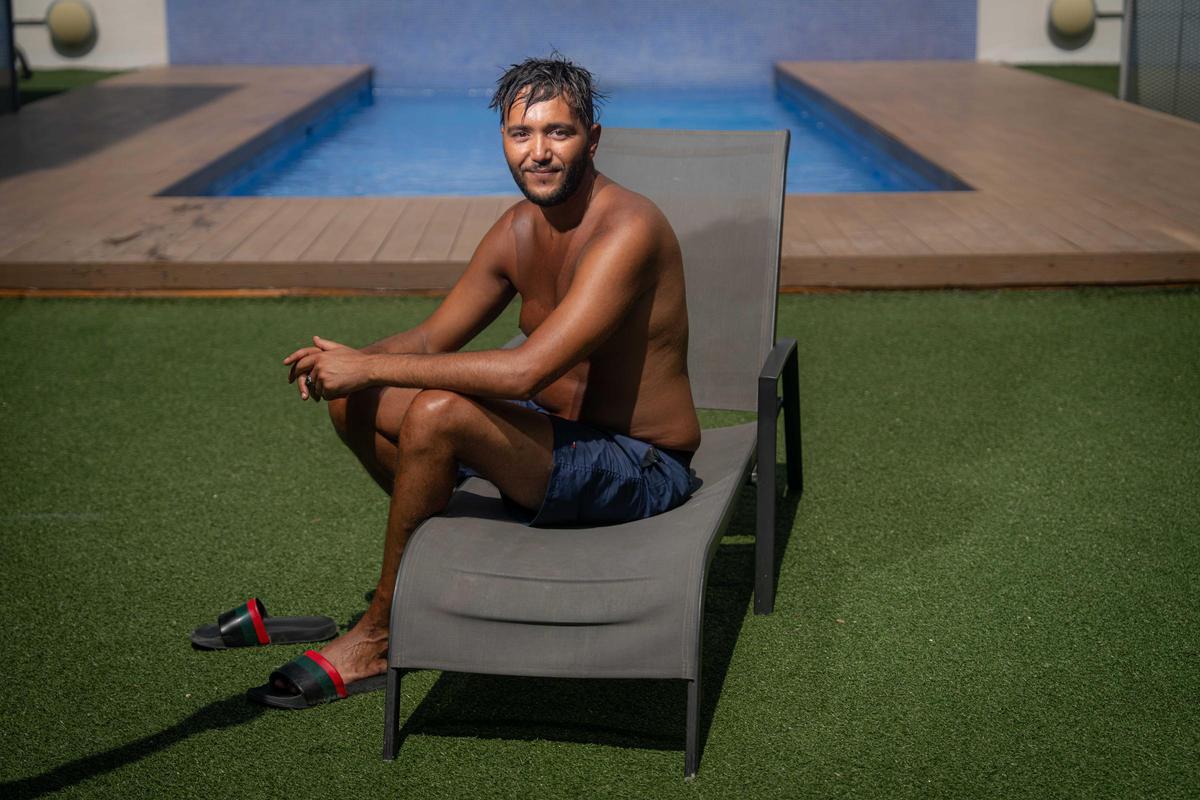 Yunnes, enfrente de la piscina del edificio de La Mina donde ha alquilado un piso turístico.