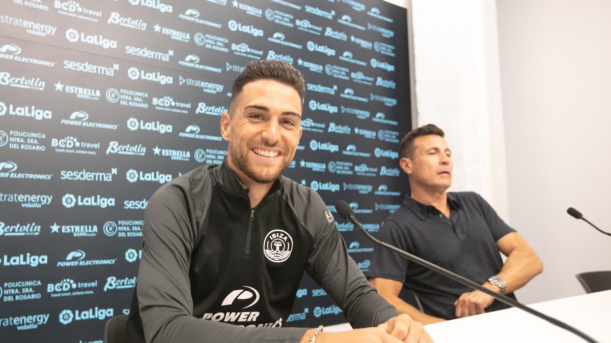 Juan Fernández &#039;Ibiza&#039; y el presidente Amadeo Salvo, en la presentación oficial.