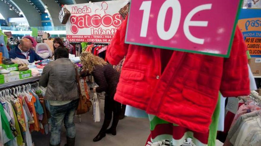 Público, ayer, en un puesto de ropa infantil en el pabellón de La Magdalena.