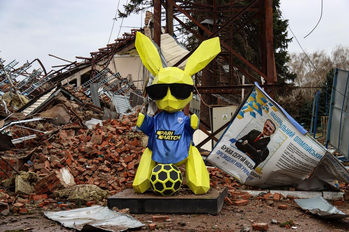 La mascota deportiva de Chernihiv, rodeada de escombros en el dañado Centro de Entrenamiento Deportivo Olímpico de Chernihiv, después de la retirada de las tropas rusas de la ciudad de Chernihiv. 