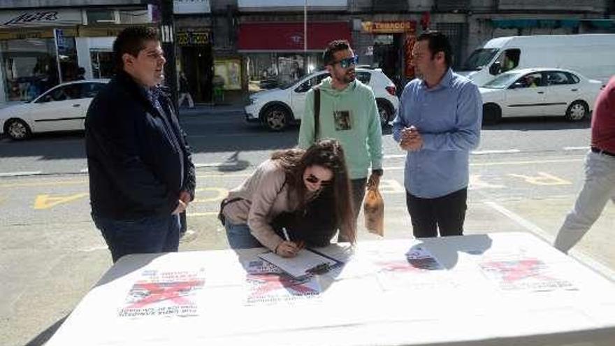 La mesa para la recogida de firmas se instalará los miércoles. N.P.