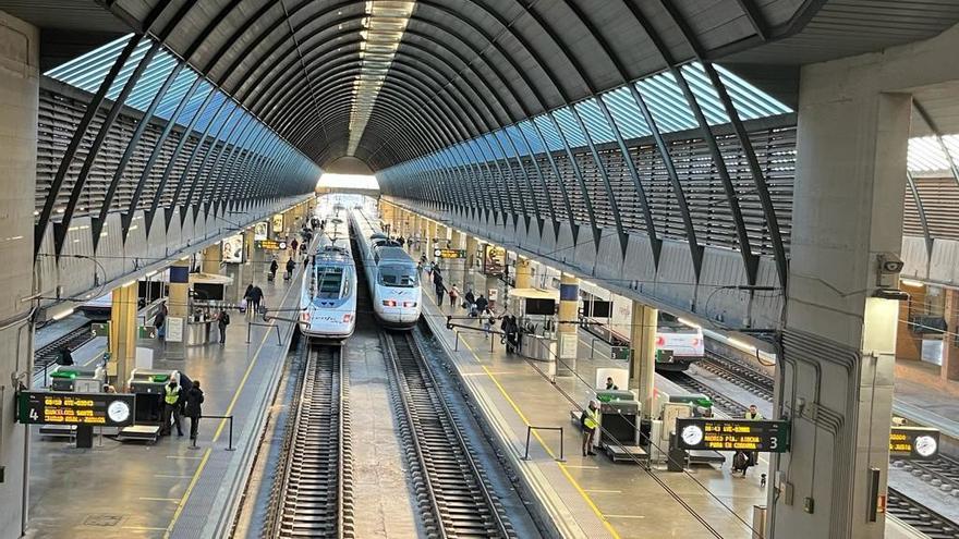 Dos trenes AVE estacionados en Santa Justa