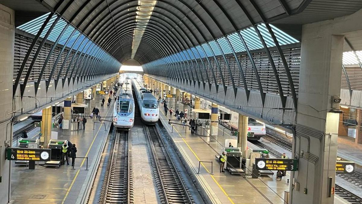 Dos trenes AVE estacionados en Santa Justa, en una imagen de archivo.