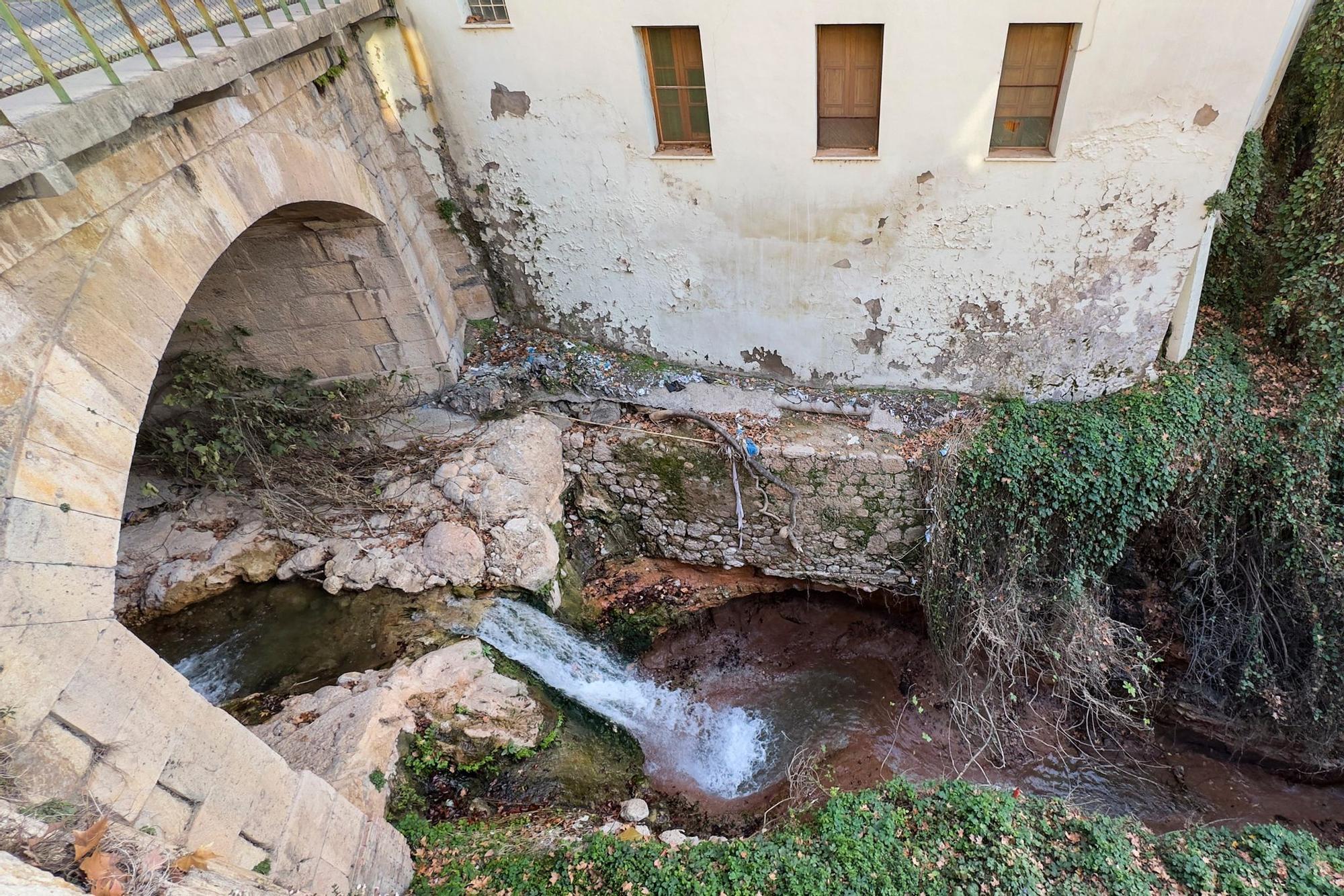 Desalojan la sede de la Policía Local y los Servicios Sociales en Buñol por daños en la cimentación tras la dana
