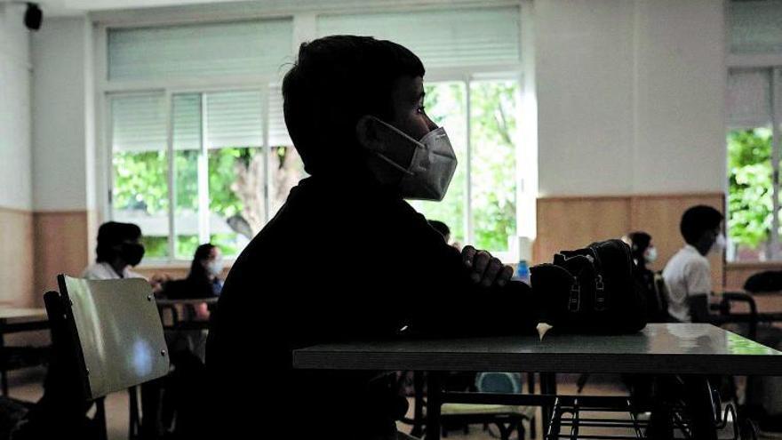 Un alumno en un aula de Primaria.