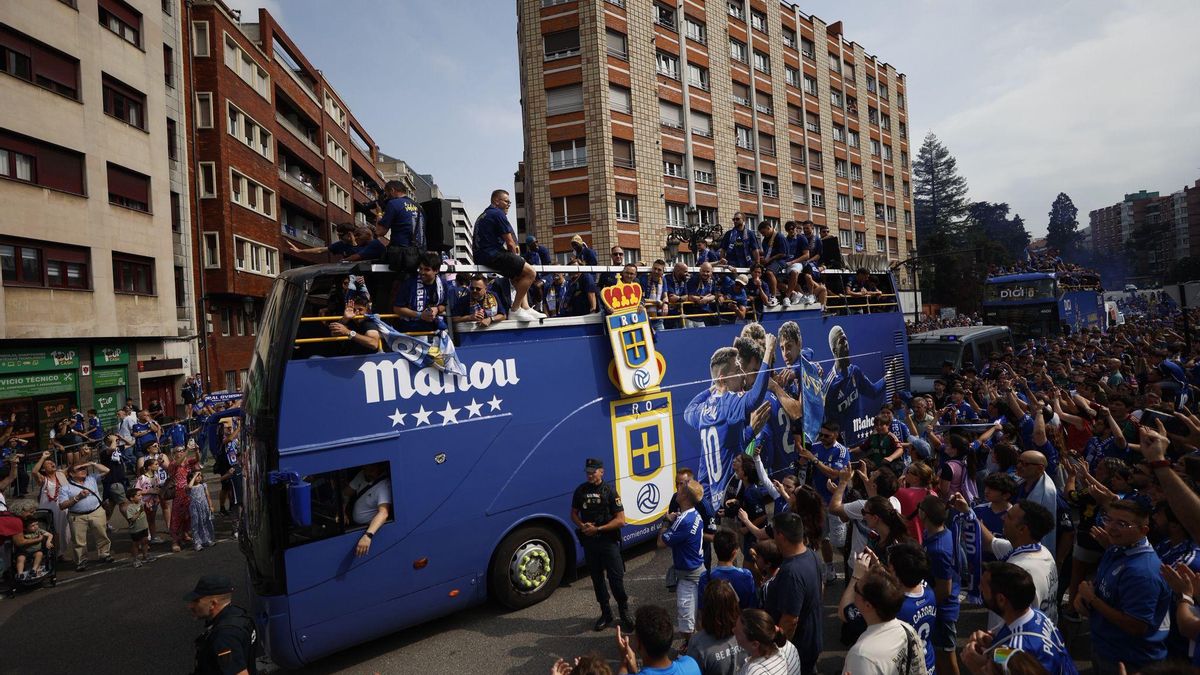 Bus del Oviedo en la celebración del ascenso