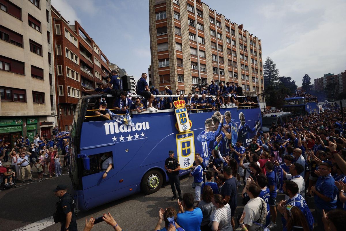 Bus del Oviedo en la celebración del ascenso