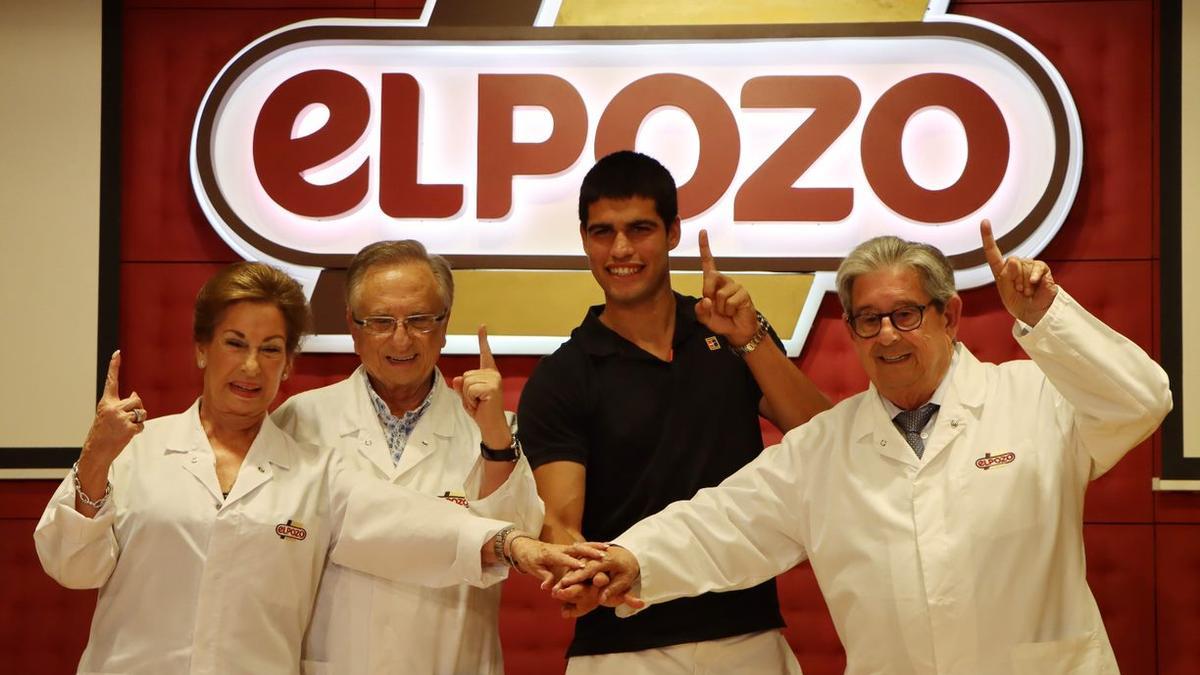 Los hermanos Fuertes con Carlos Alcaraz