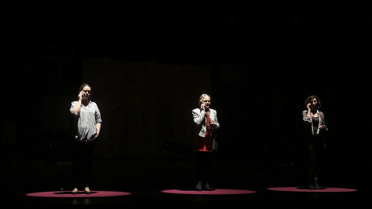 Una representación de la obra &quot;Tres&quot;, de Teatro Kumen.