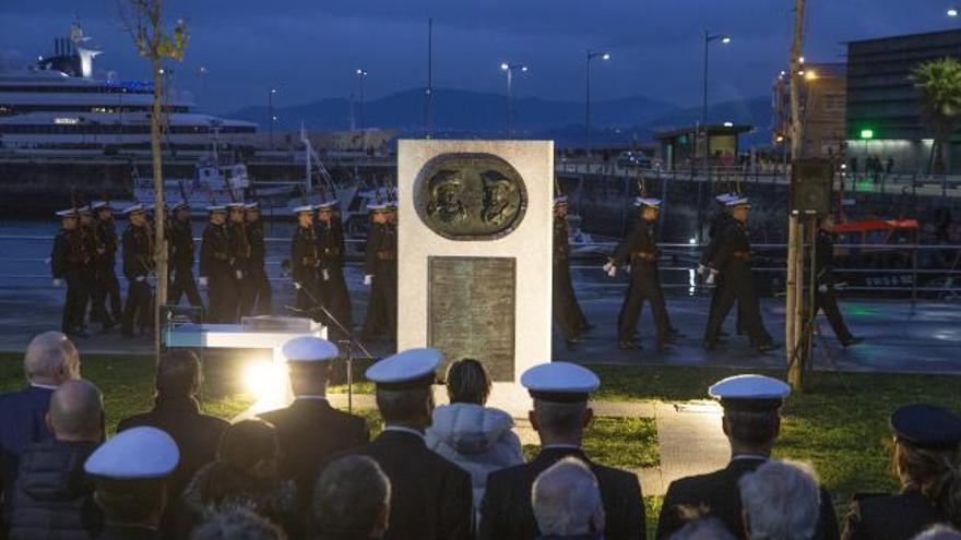 La Armada arropa la inauguración del monolito de Magallanes y Elcano