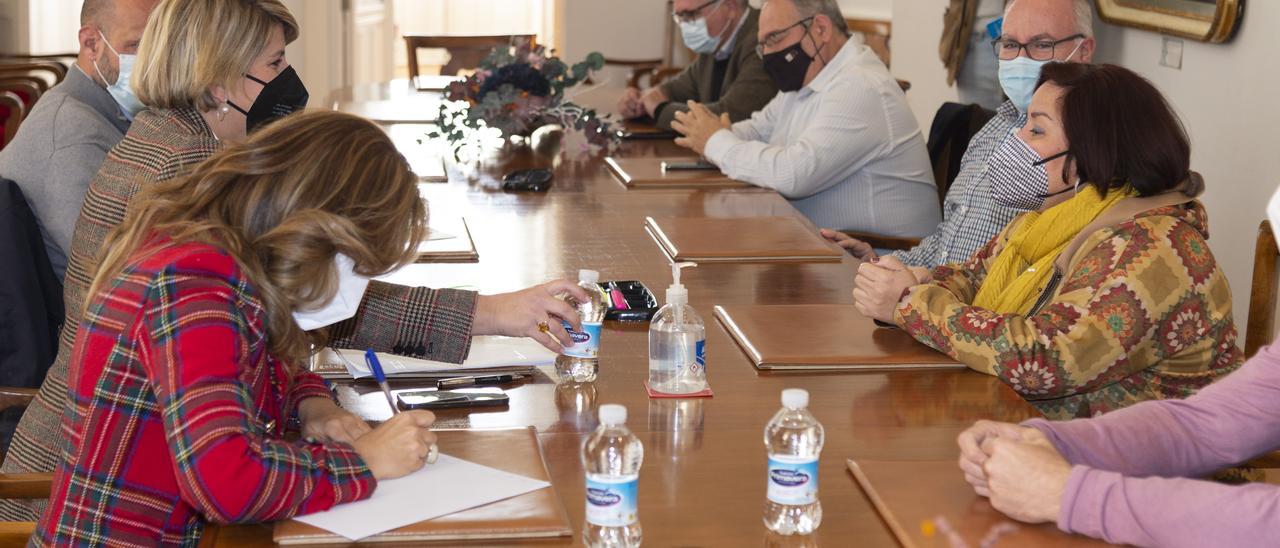 La alcaldesa, Noelia Arroyo, durante su reunión con los representantes de La Federación de Asociaciones de Vecinos de Cartagena y Comarca, este lunes.