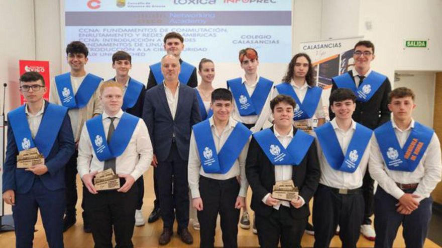 Los graduados con Regades.