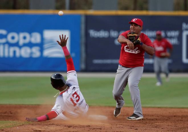 Allen Córdoba (i) de los Toros de Herrera de Panamá en acción contra Carlos Benítez (d) de los Leñadores de las Tunas de Cuba durante la final de la Serie del Caribe disputada en el Estadio Nacional Rod Carew de Ciudad de Panamá.