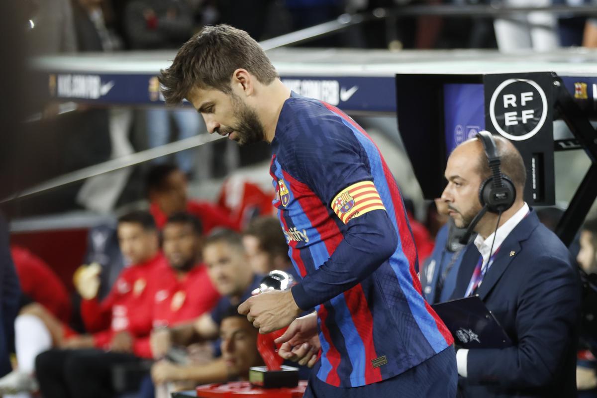 FC Barcelona’s defender Gerard Pique reacts ahead of his last game as a professional player in the Spanish LaLiga soccer match between FC Barcelona and UD Almeria held at Spotify Camp Nou Stadium in Barcelona, eastern Spain, 05 November 2022. EFE/ Toni Albir