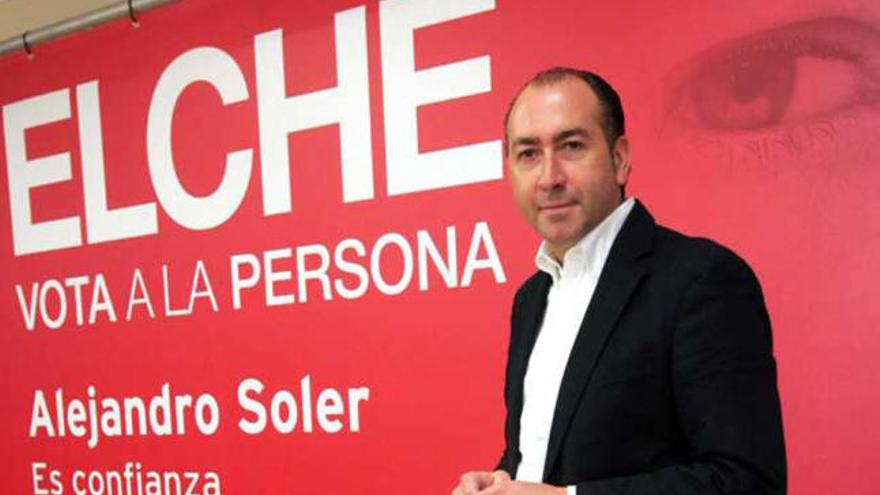 Alejandro Soler, ante su cartel de campaña electoral.