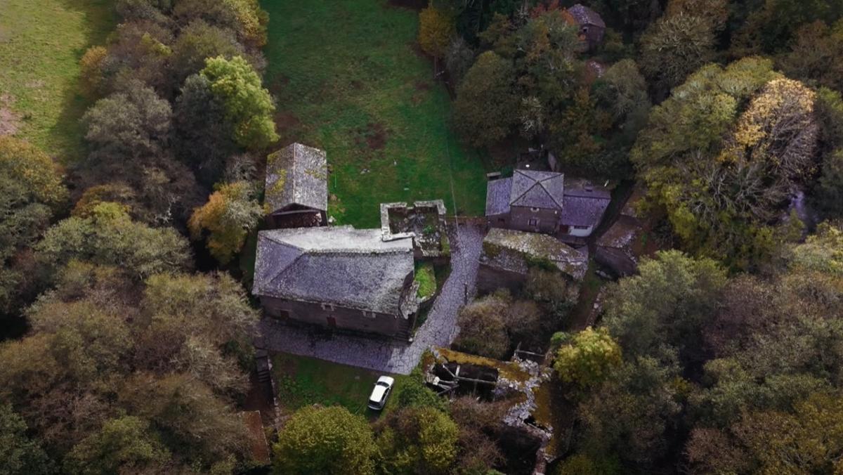 Aldea en medio de las montañas asturianas, en la que Fran y Adisu son sus únicos habitantes.
