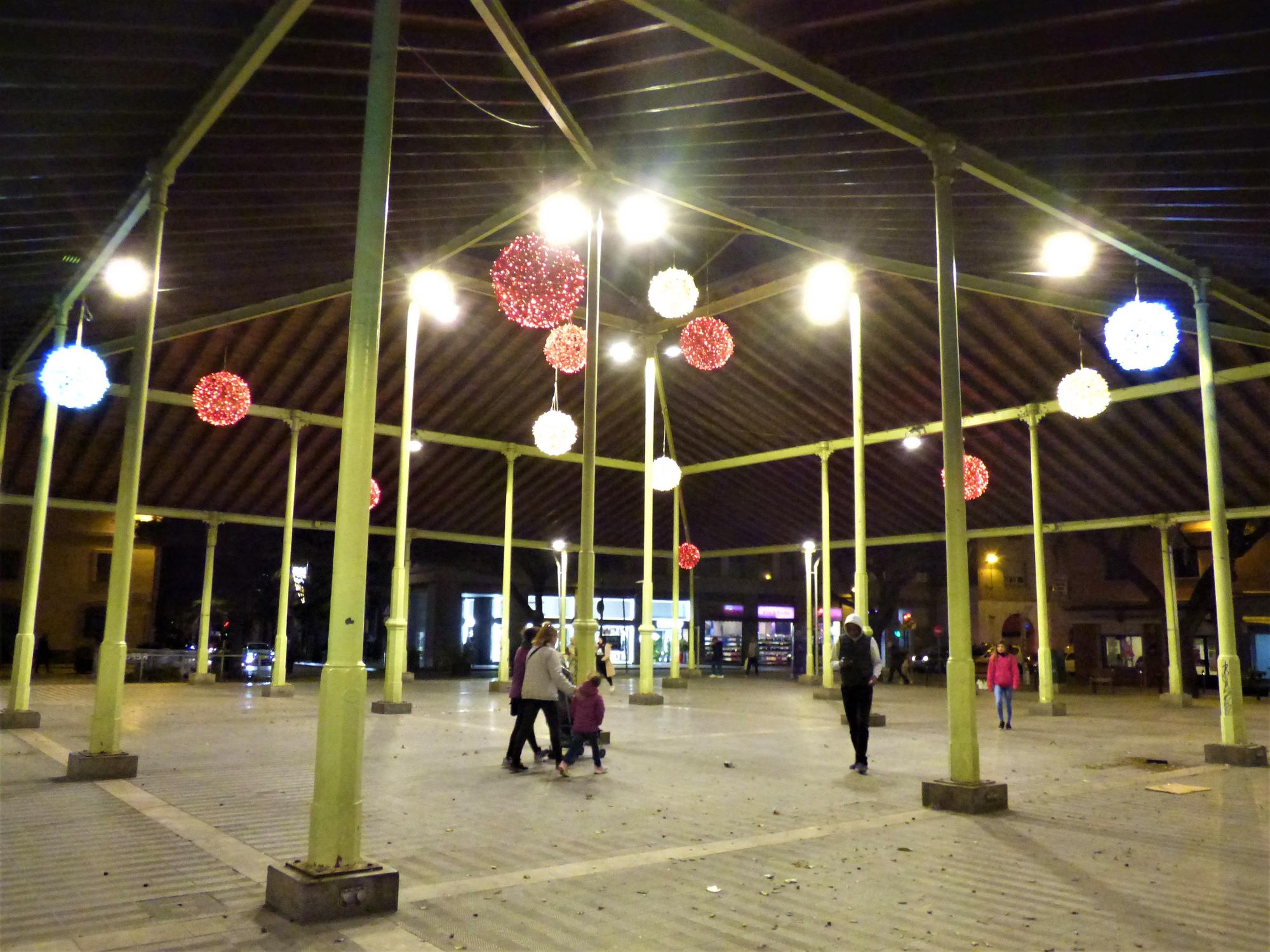 La màgia de Nadal s'encén a Figueres amb les llums dalinianes