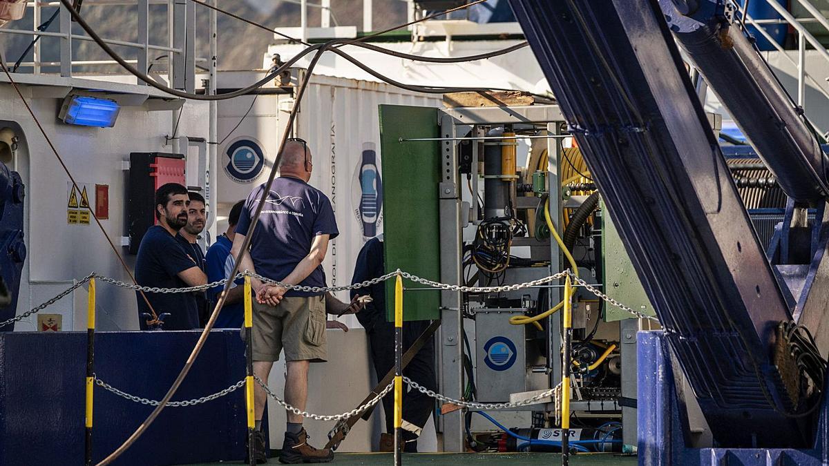 Los primeros efectos de interés localizados por el recurso del Instituto Español de Oceanografía han sido recuperados en la penúltima jornada de búsqueda programada. Los análisis que se hagan en los próximos días confirmarán o no si fueron utilizados por Tomás Gimeno el 27 de abril. 
| a. gutiérrez / c. w. lauritsen