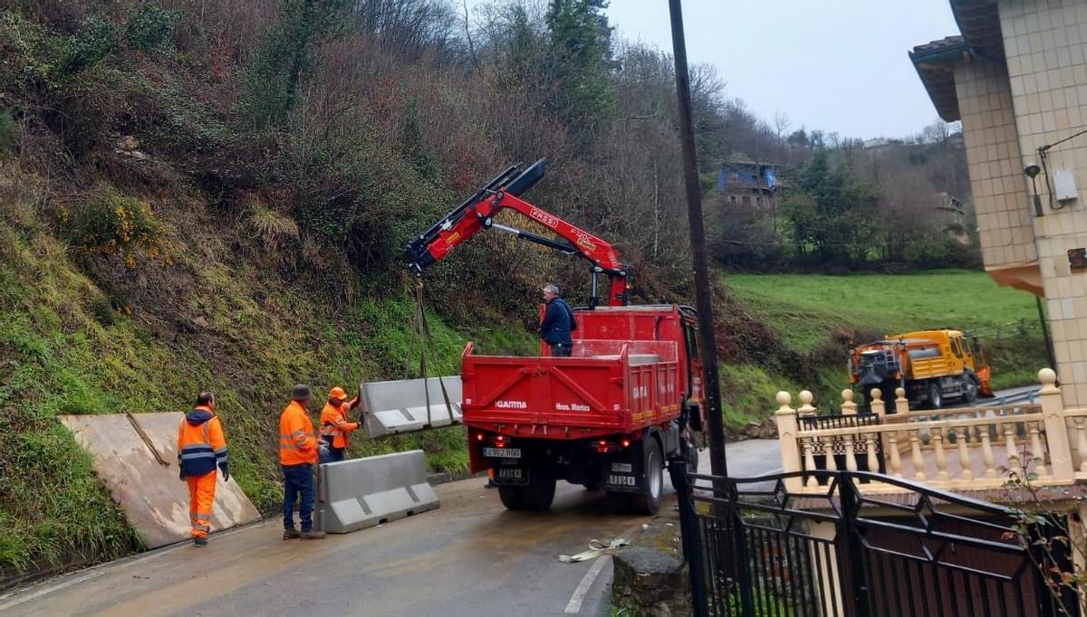 Operarios de Carreteras, ultimando la limpieza de la vía.