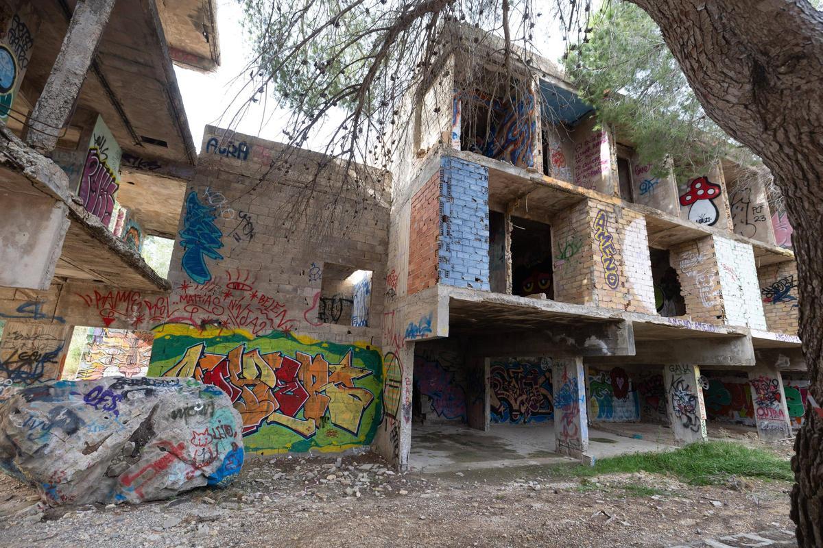 Interior del mamotreto construido en los años 70 en Cala d'en Serra.