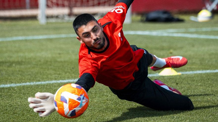 Leo Román para un balon en un entrenamiento del mallorca en Son Bibiloni.