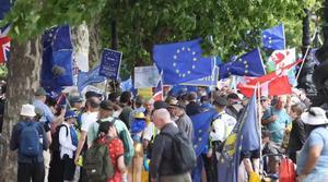 Manifestantes europeístas piden en Londres revertir el Brexit diez años después