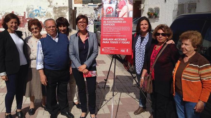 María Gámez ayer con vecinos de Ciudad Jardín.