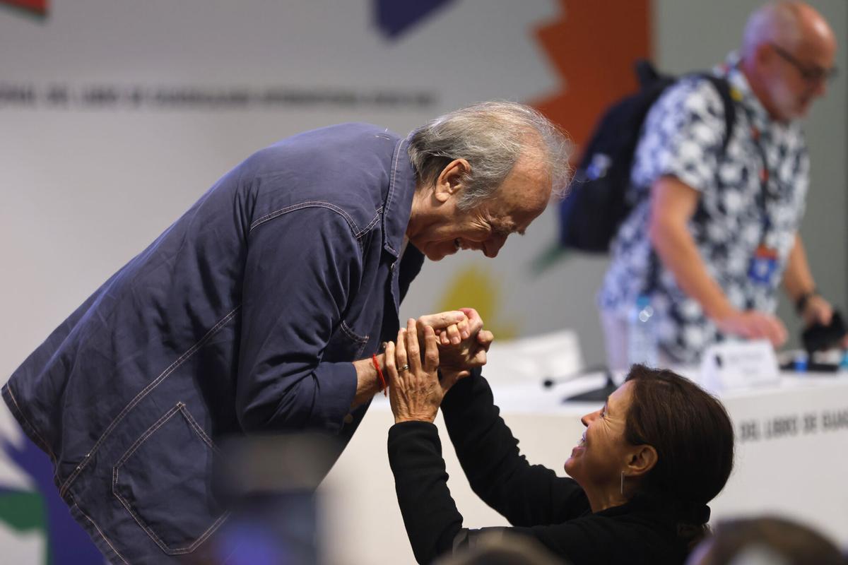 El cantante español Joan Manuel Serrat saluda a una mujer en un conversatorio con jóvenes este jueves, durante la 39 edición de la Feria Internacional del Libro de Guadalajara, Jalisco (México). EFE/ Francisco Guasco