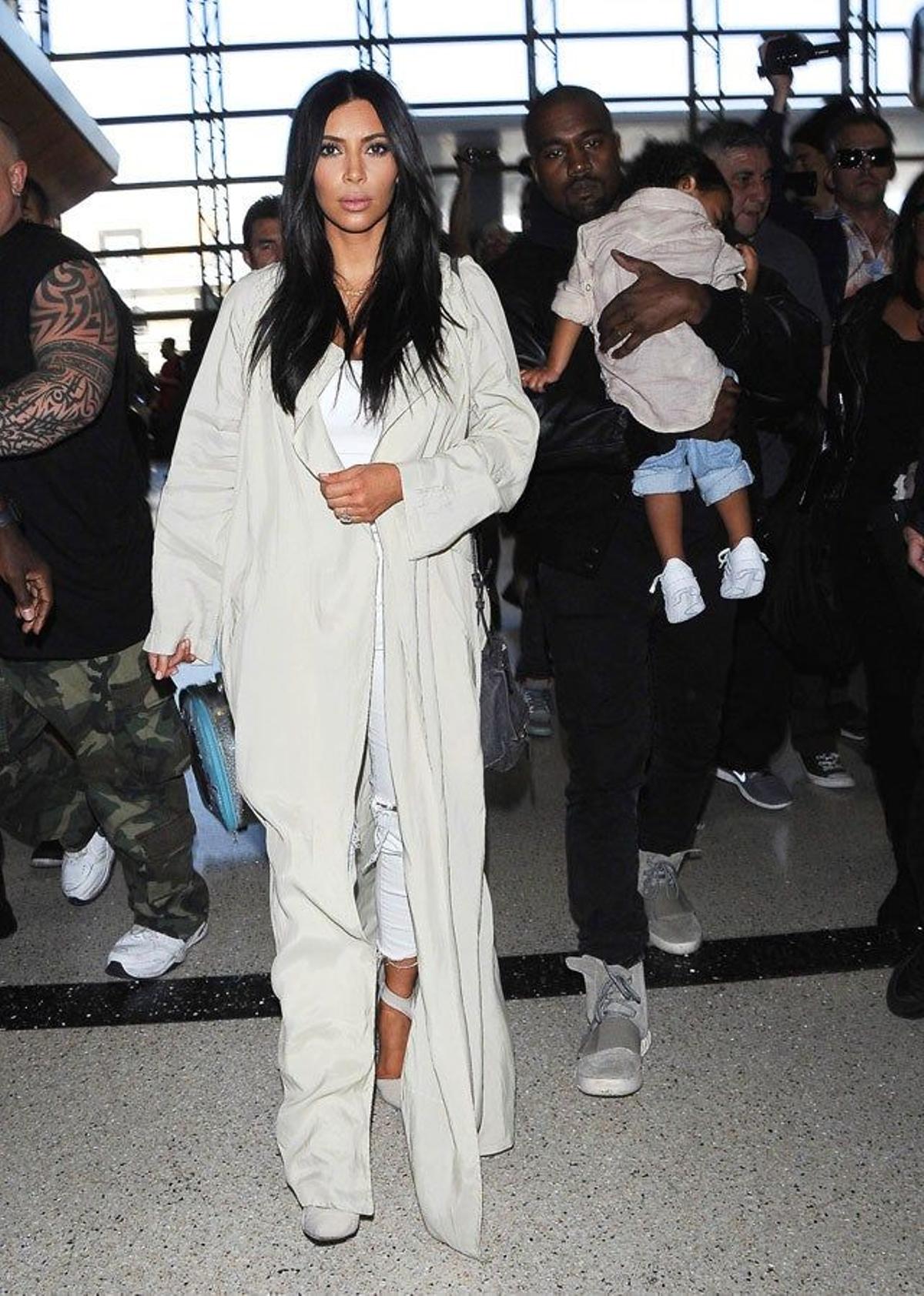 Kim Kardashian y Kanye West en el aeropuerto LAX