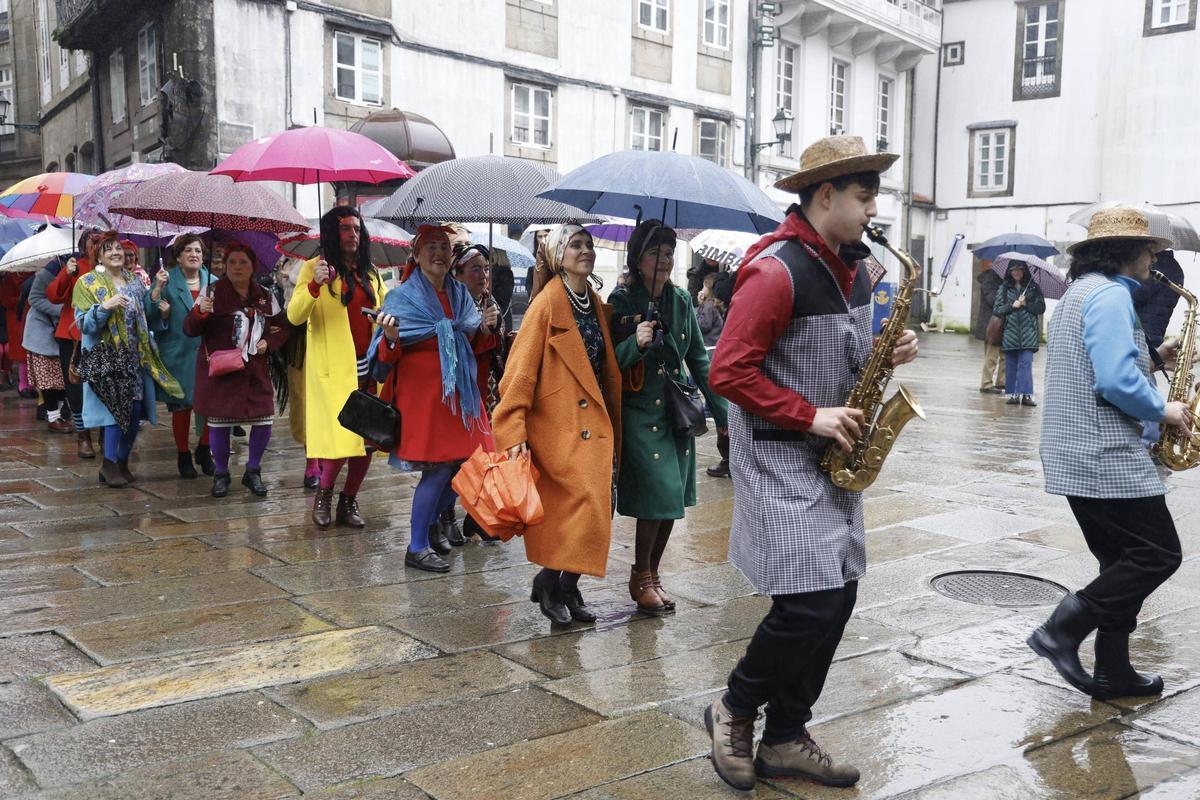 A comparsa de Maruxas e Coralias enche Compostela de cor